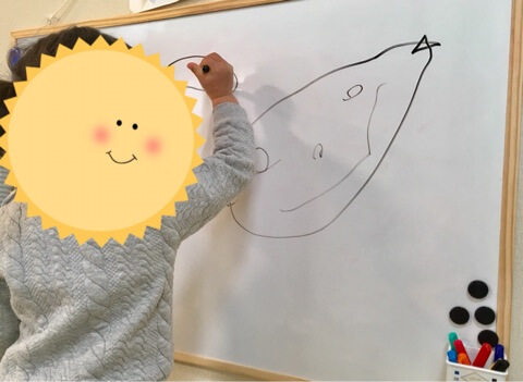 ホワイトボードにお絵かき 娘